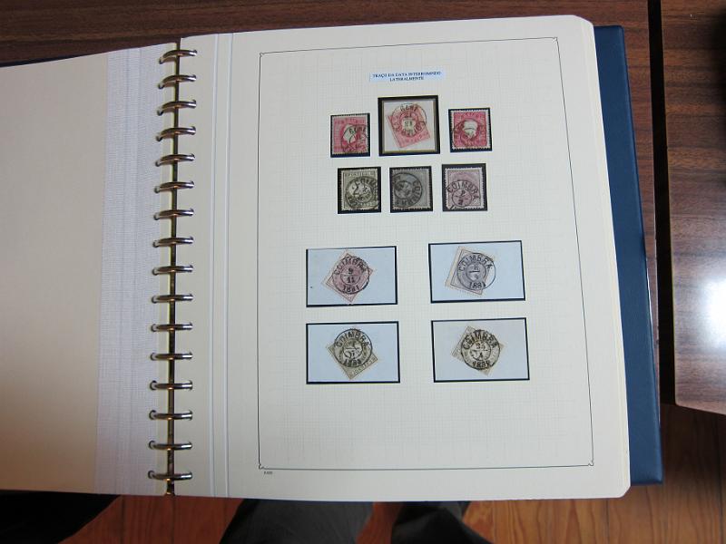 0019 (75).JPG -     Lote:    19      Marcofilia      Lotes Especiais       Descrição:         Portugal. Colecção especializada de carimbos de duplo círculo, tipo 1852, montada em 4 álbuns Lindner, com selos de diversas emissões e cartas, com estudo minucioso de cada marca. Lote a ver.         Lote       Valor Base:     &euro; 2.500,00     Valor Venda:     Retirado     